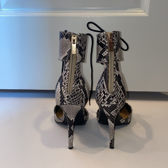 Snake Print Anna Michelle Heels Adjustable Ankle Pointed Toe Size 6 EUC No Box - Picture 3 of 5